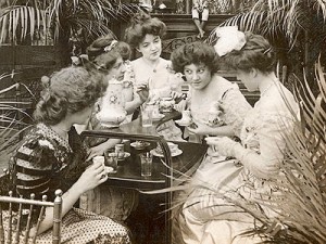 Kaffeekränzchen: So sah das Kaffeetrinken in Damenrunde um die Jahrhundertwende aus.