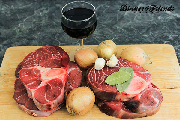 Viel braucht es nicht für Ossobuco: Beinscheiben, Rotwein, Zwiebeln, Knoblauch, Brühe und Tomaten.