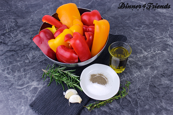 Für den gegrillten Paprikasalat braucht man nicht viele Zutaten: Paprika, Rosmarin, Thymian, Knoblauch, Olivenöl und etwas Salz und Pfeffer.