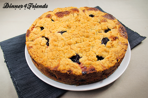 Pflaumenkuchen aus Mürbteig mit Streusel.