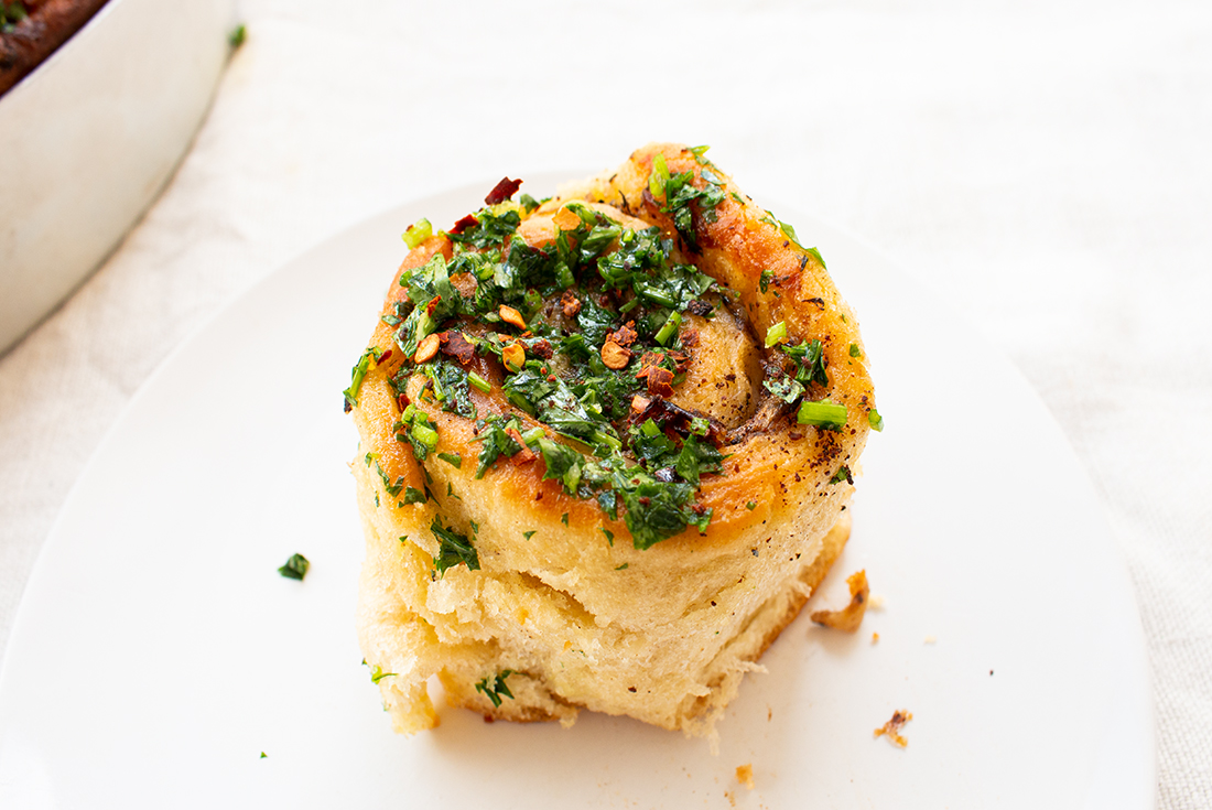 Pikante Hefeteigschnecken mit Sumach-Zwiebeln – Dinner4Friends