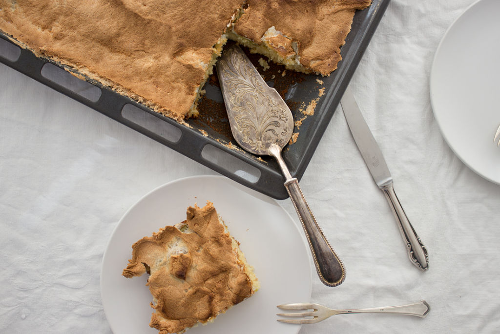 Rhabarberkuchen vom Blech mit Baiserhaube