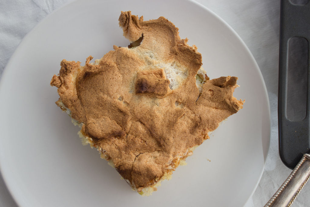 Rhabarberkuchen vom Blech mit Baiserhaube