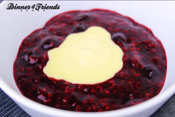 Ein Klecks Vanillepudding macht die Rote Grütze perfekt
