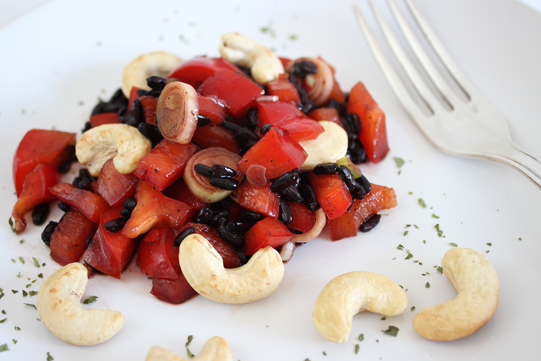 Schwarzer Reissalat mit Paprika und Cashews