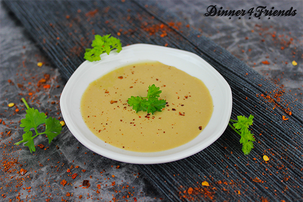 Die Sesampaste, auch Tahine genannt, peppt Saucen, Beilagen, Dips und Dressings auf. Aus meiner Küche ist sie nicht mehr wegzudenken.