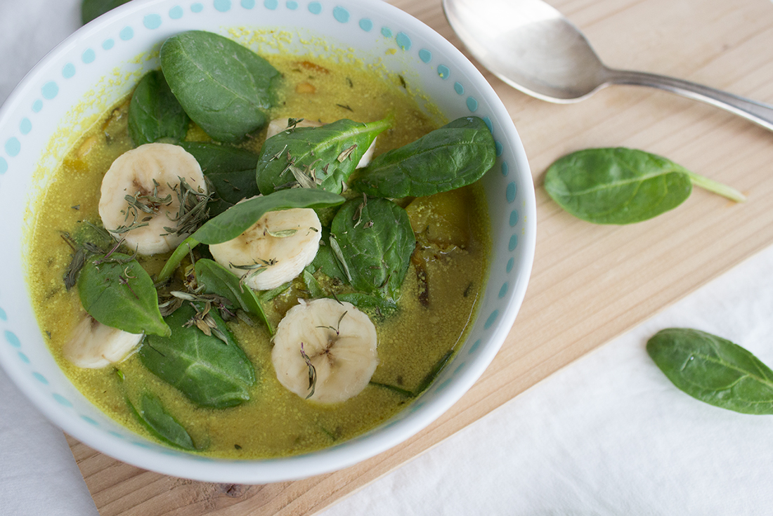 Vegane Kokossuppe mit Topinambur, Erdnuss, Spinat und Banane.