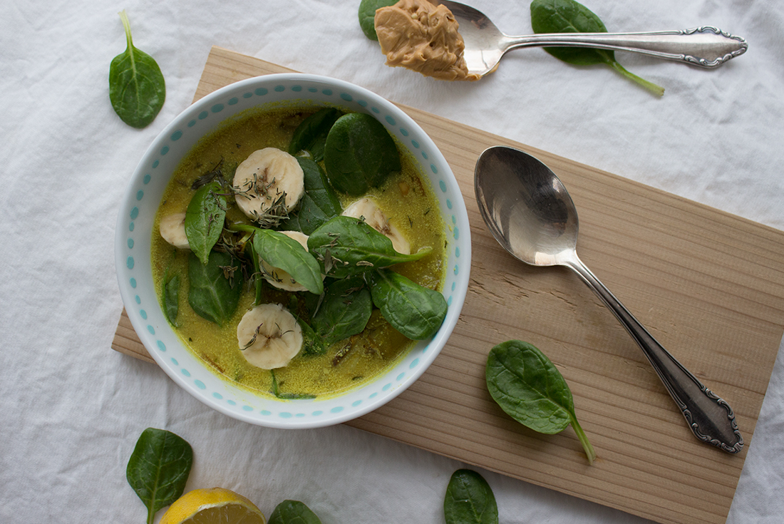 Vegane Kokossuppe mit Topinambur, Spinat und Bananen - Dinner4Friends